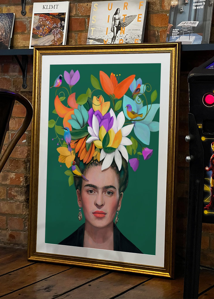 Kvinde med blomster og fugle