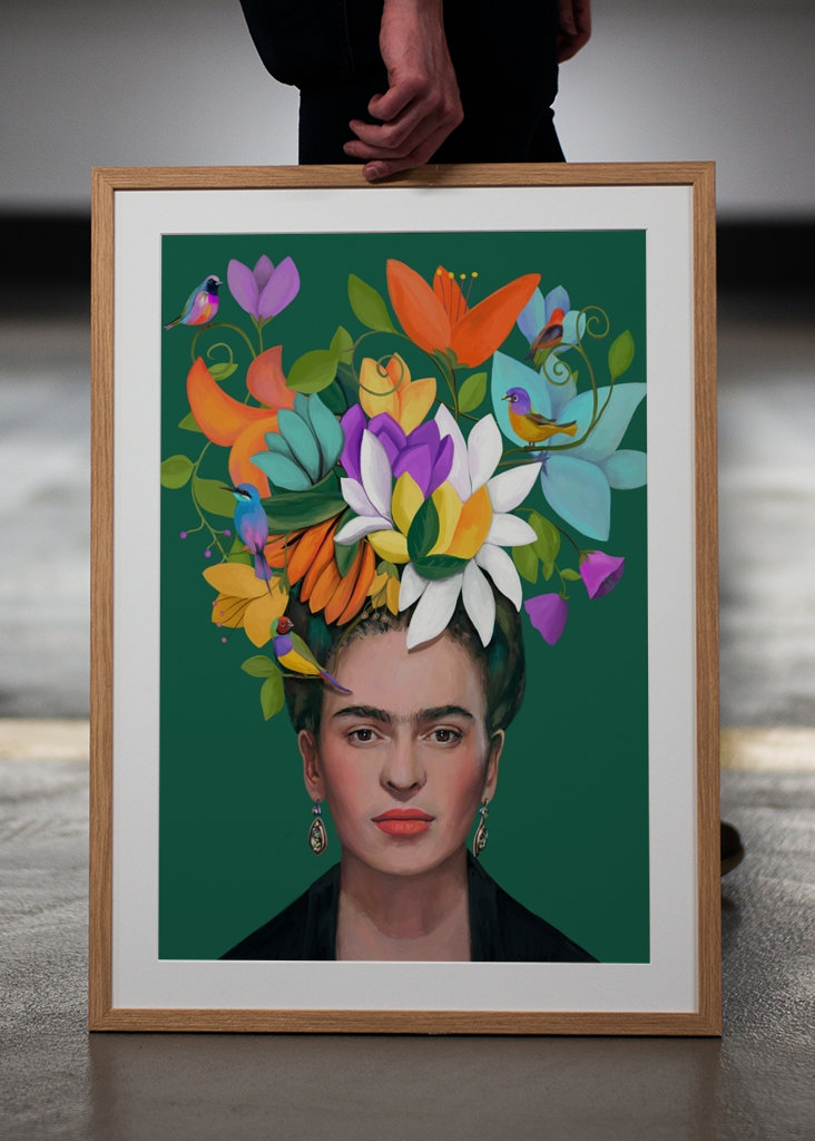 Kvinde med blomster og fugle