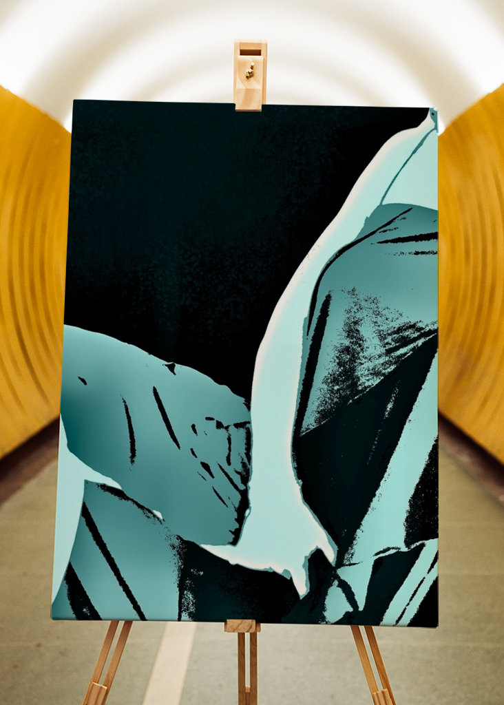 Frau im blauen Kleid