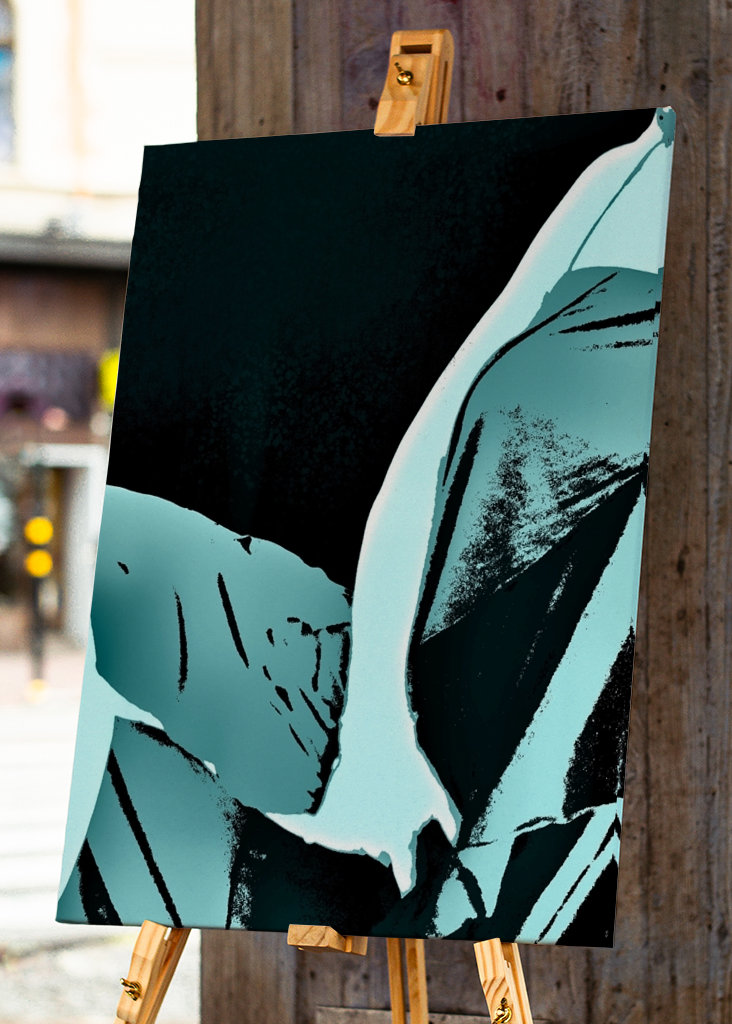 Frau im blauen Kleid