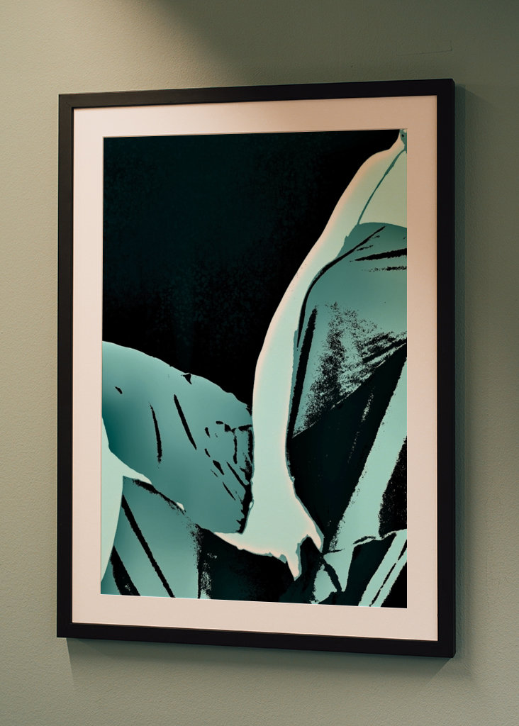 Frau im blauen Kleid