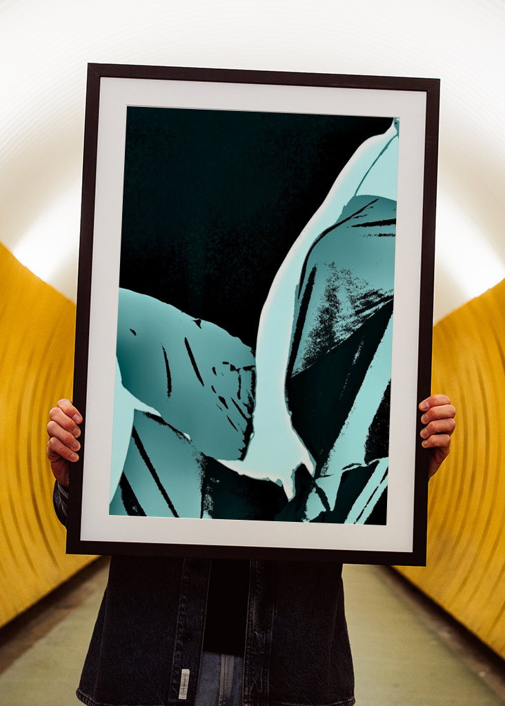 Frau im blauen Kleid