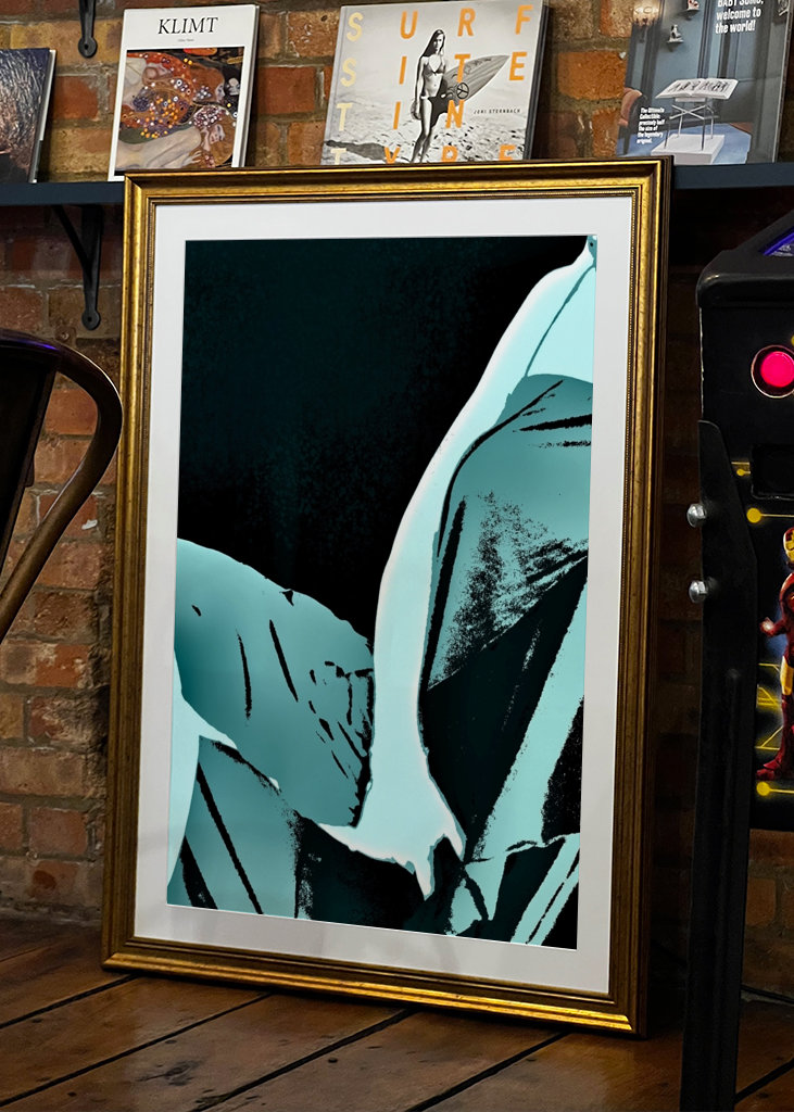 Frau im blauen Kleid