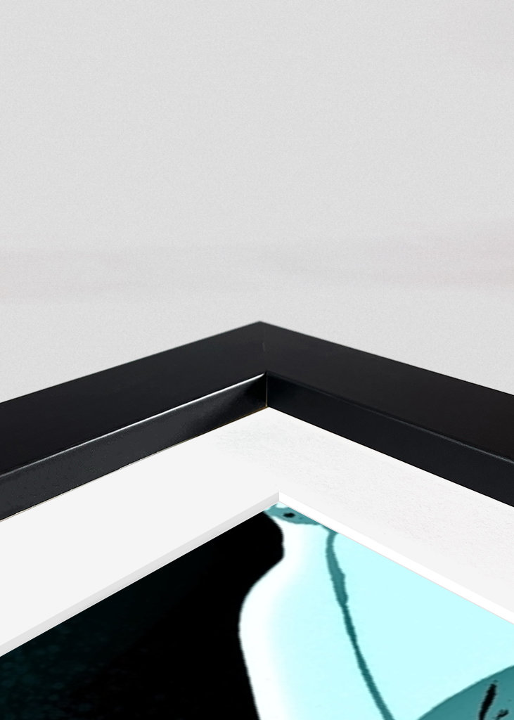 Frau im blauen Kleid