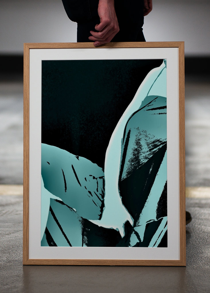 Frau im blauen Kleid