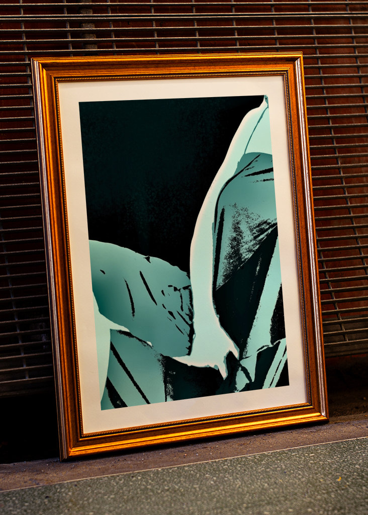 Frau im blauen Kleid