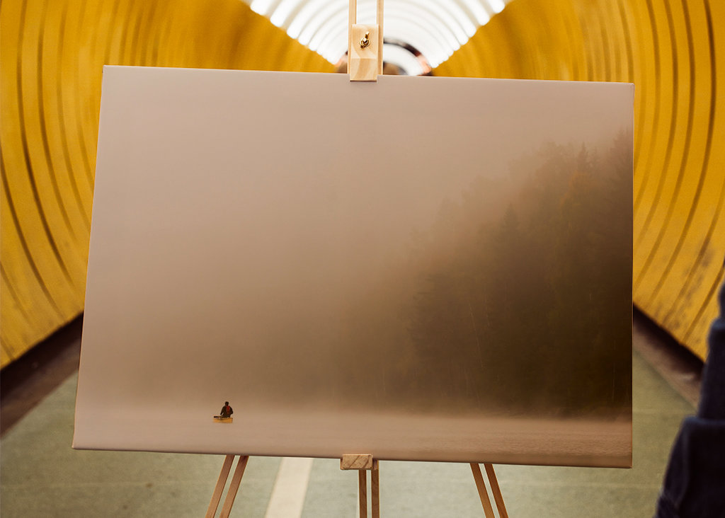 En man i kanot i vacker miljö