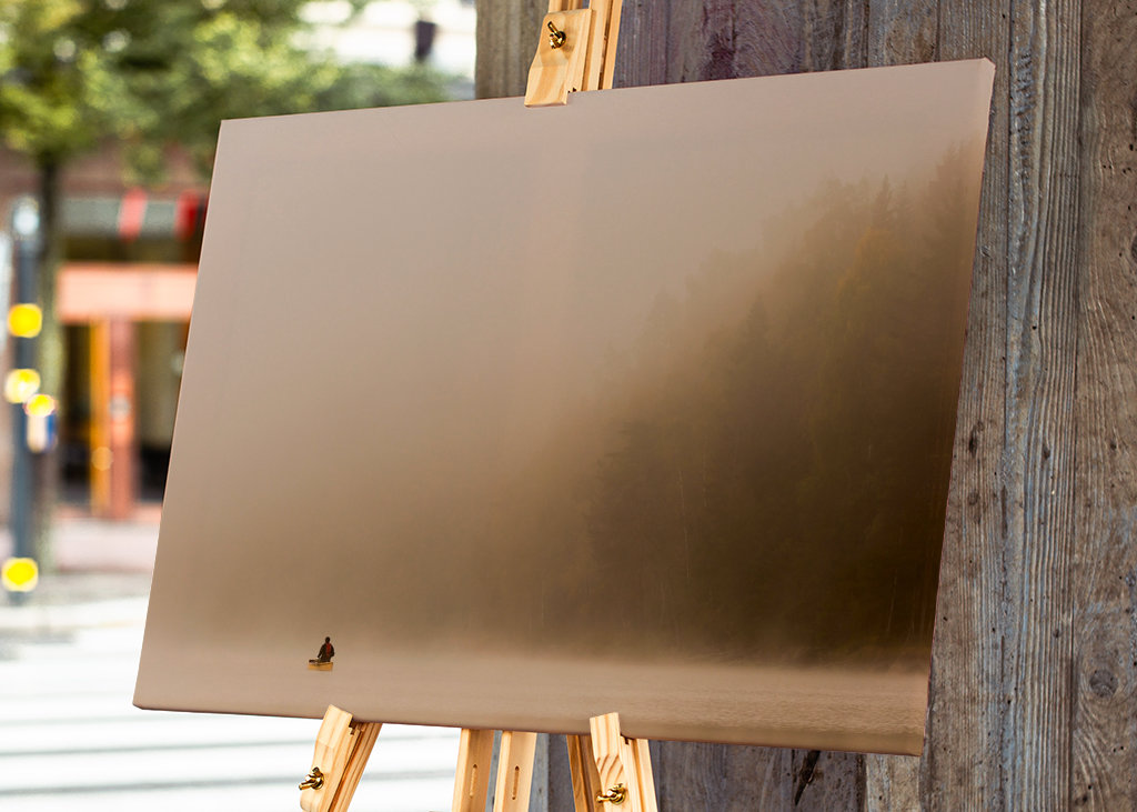 En man i kanot i vacker miljö