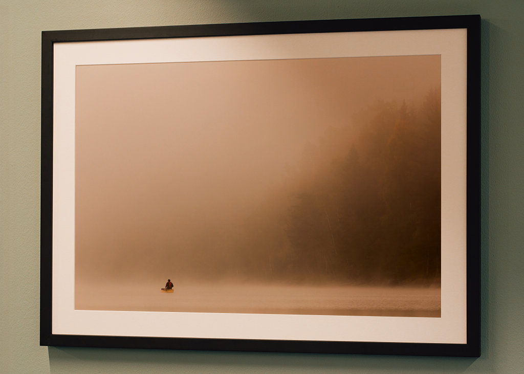 En man i kanot i vacker miljö