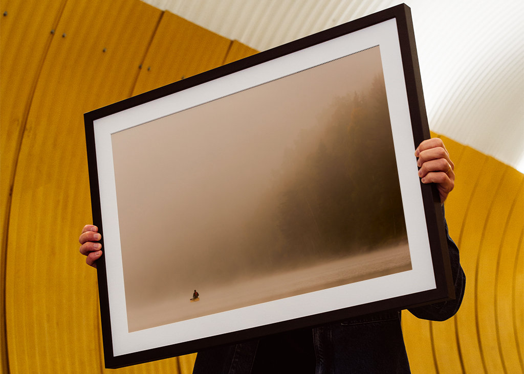 En man i kanot i vacker miljö