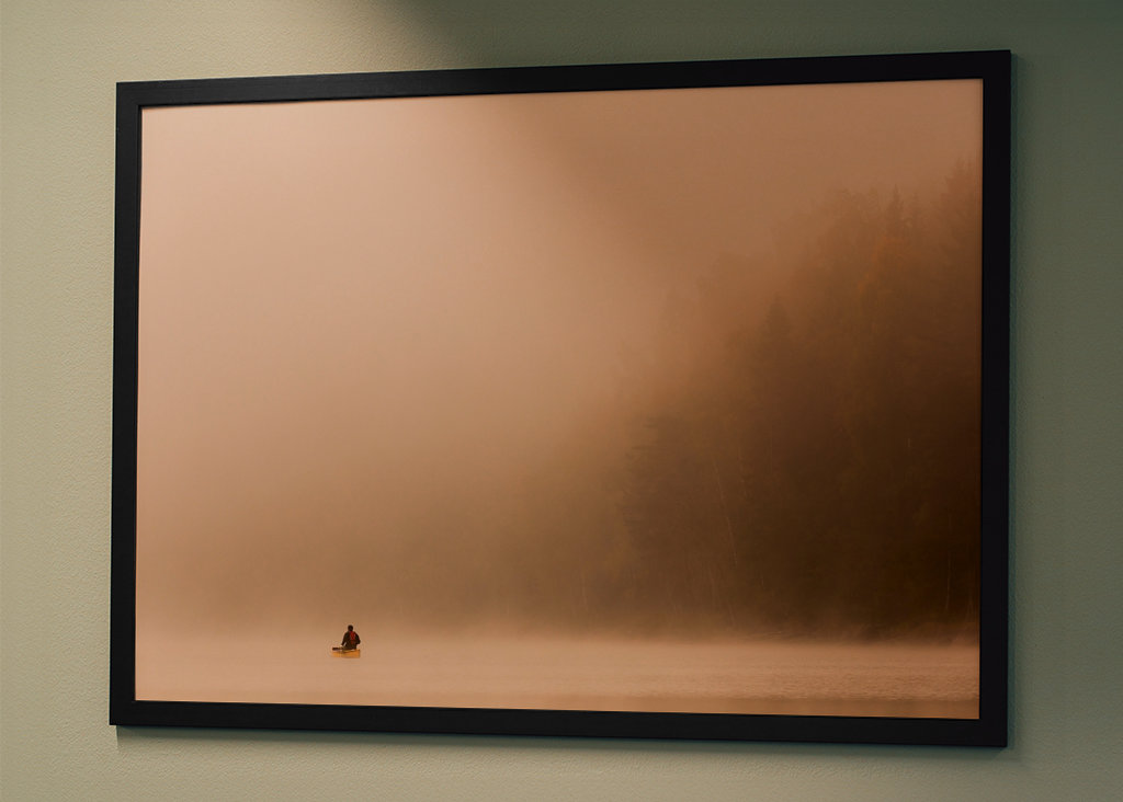 En man i kanot i vacker miljö