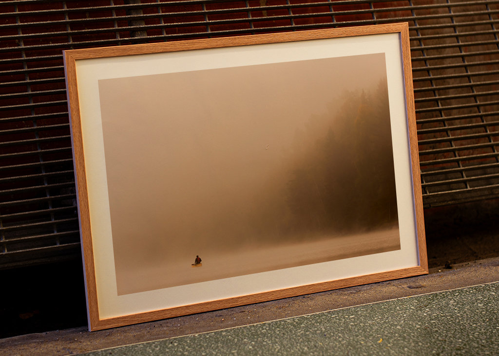 En man i kanot i vacker miljö