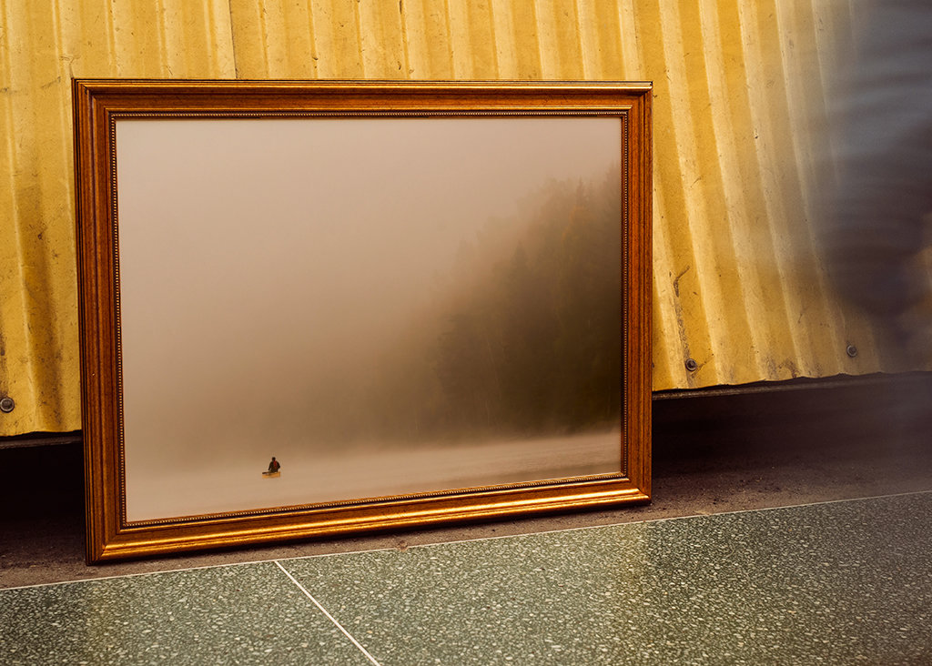 En man i kanot i vacker miljö