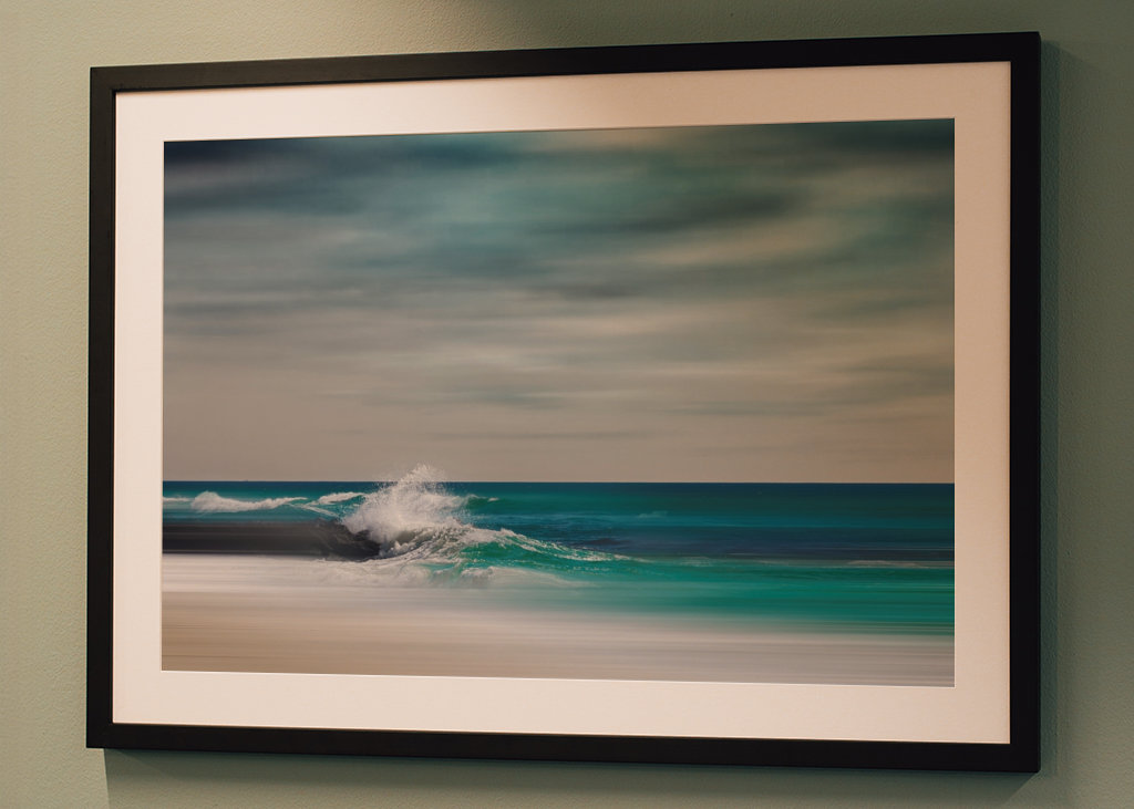 Onda che si infrange sulla spiaggia