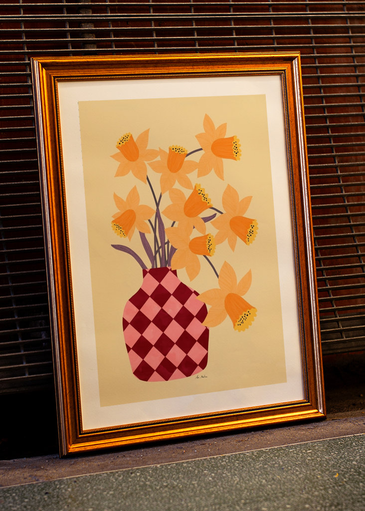 Kostkovaná váza s narcisy