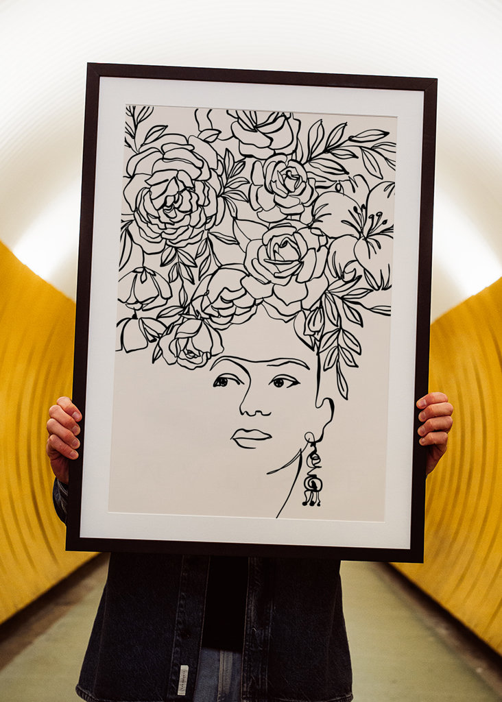 Donna con fiori tra i capelli