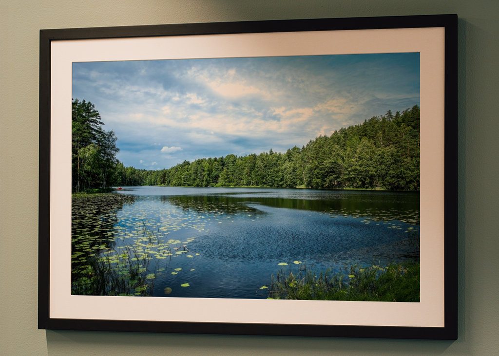 bellissimo lago sotto il cielo blu