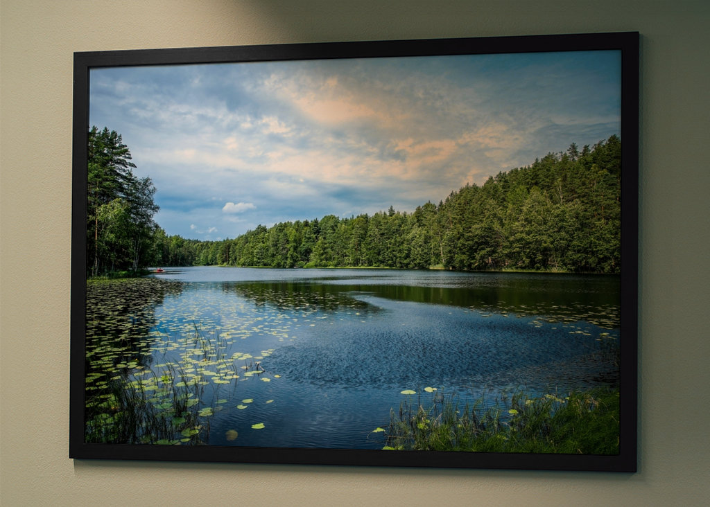 bellissimo lago sotto il cielo blu