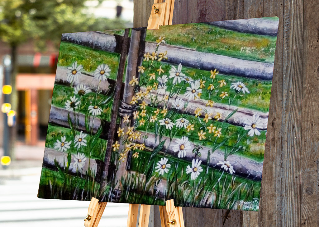 Bloemen bij het hek.