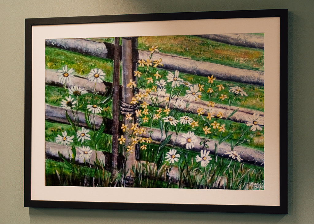 Bloemen bij het hek.