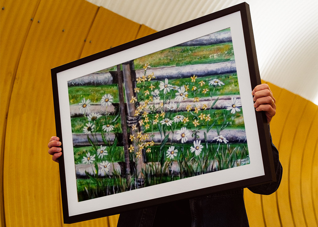 Bloemen bij het hek.