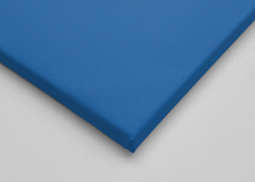 Flugzeug gegen blauen Himmel