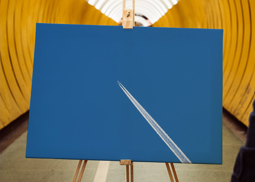 Flugzeug gegen blauen Himmel