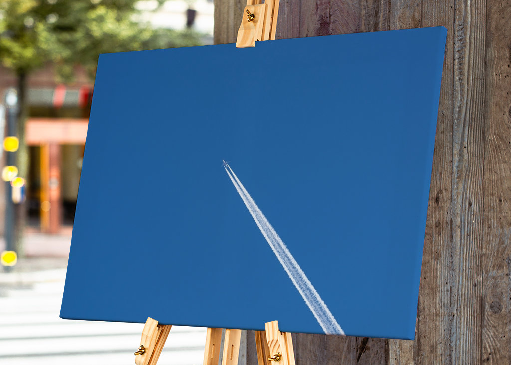Flugzeug gegen blauen Himmel