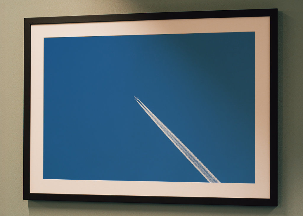 Flugzeug gegen blauen Himmel