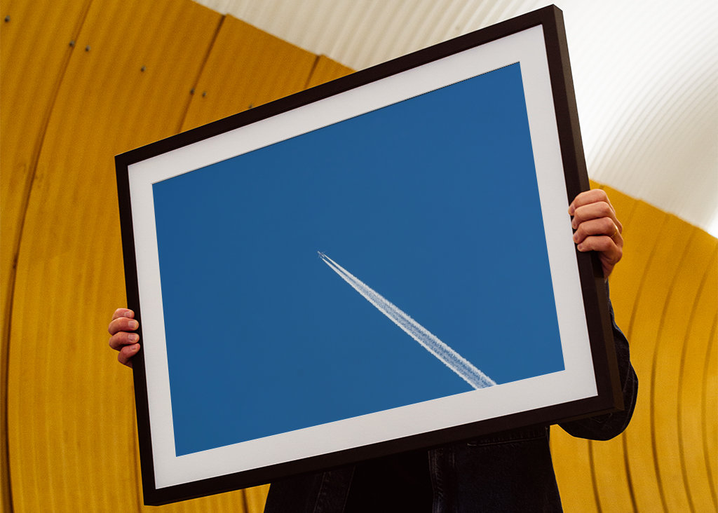 Flugzeug gegen blauen Himmel