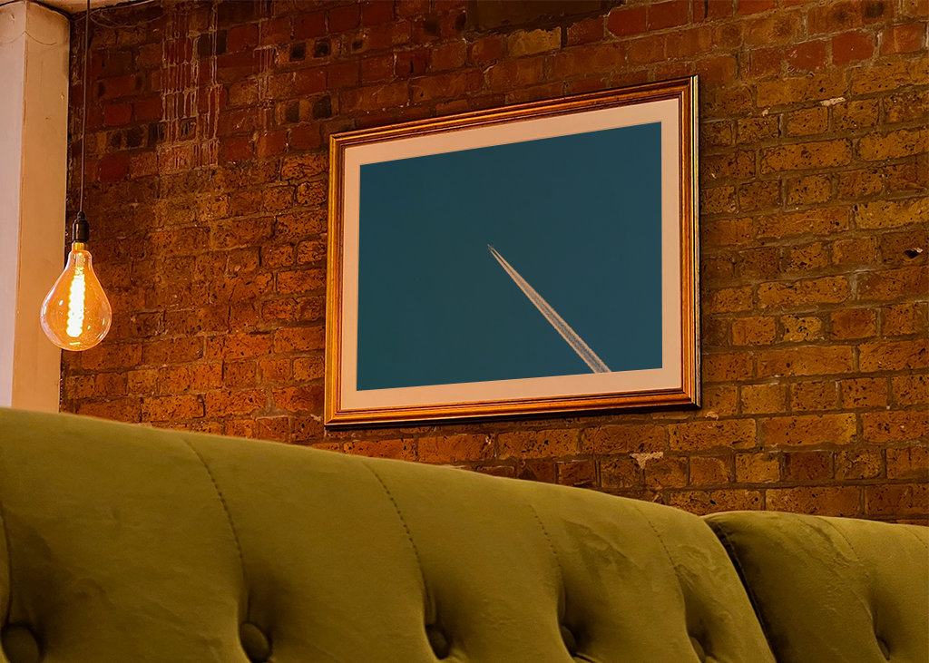 Flugzeug gegen blauen Himmel