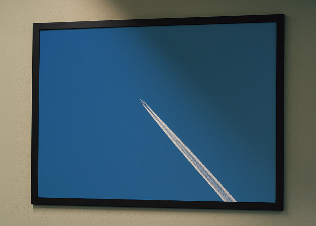 Flugzeug gegen blauen Himmel