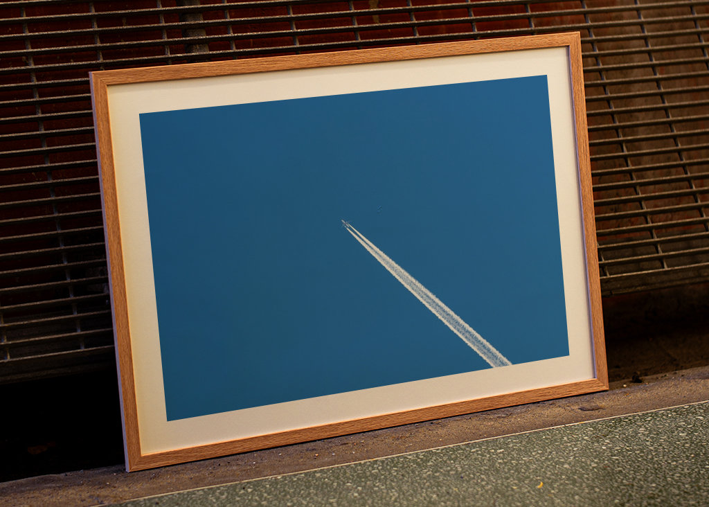 Flugzeug gegen blauen Himmel