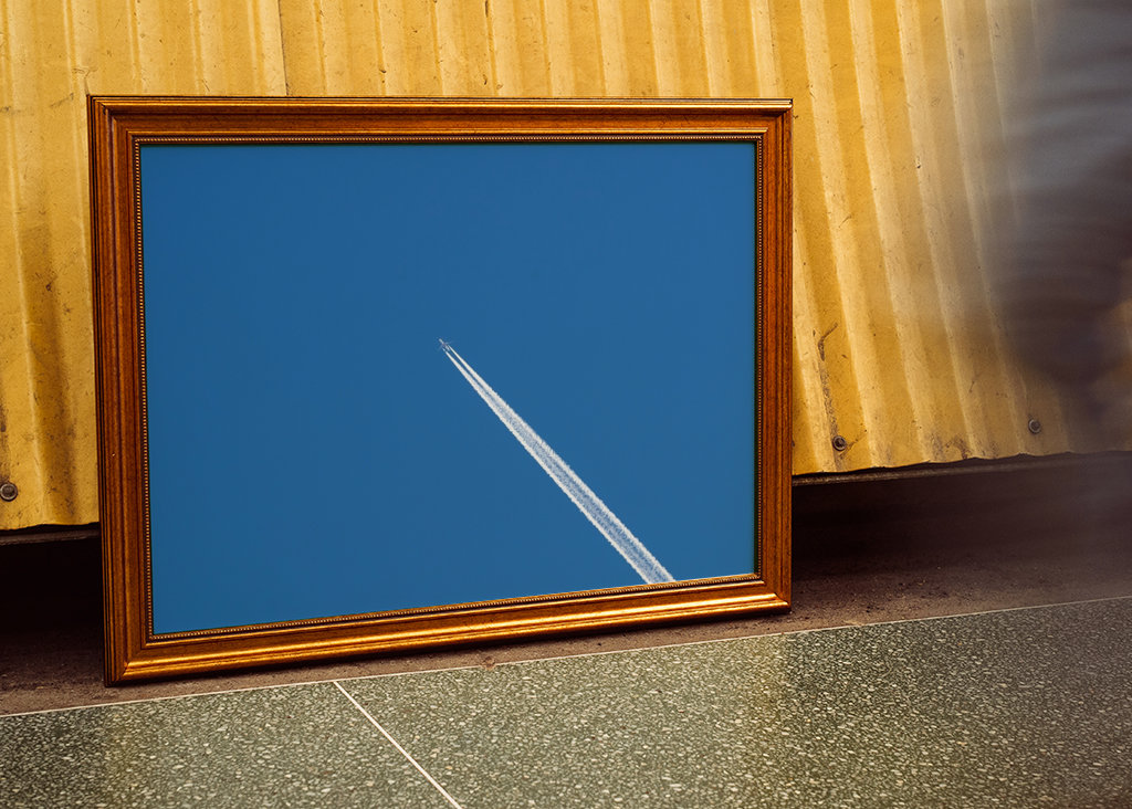 Flugzeug gegen blauen Himmel