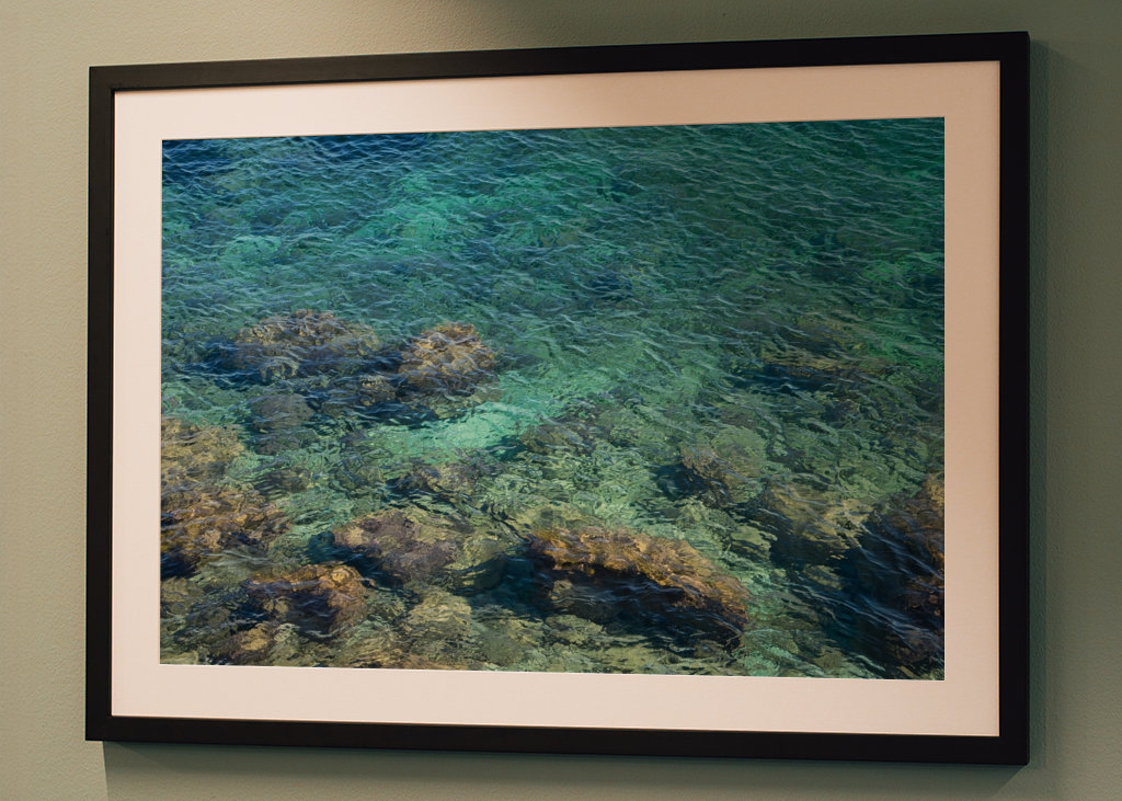 Eau de mer bleue dans une crique rocheuse