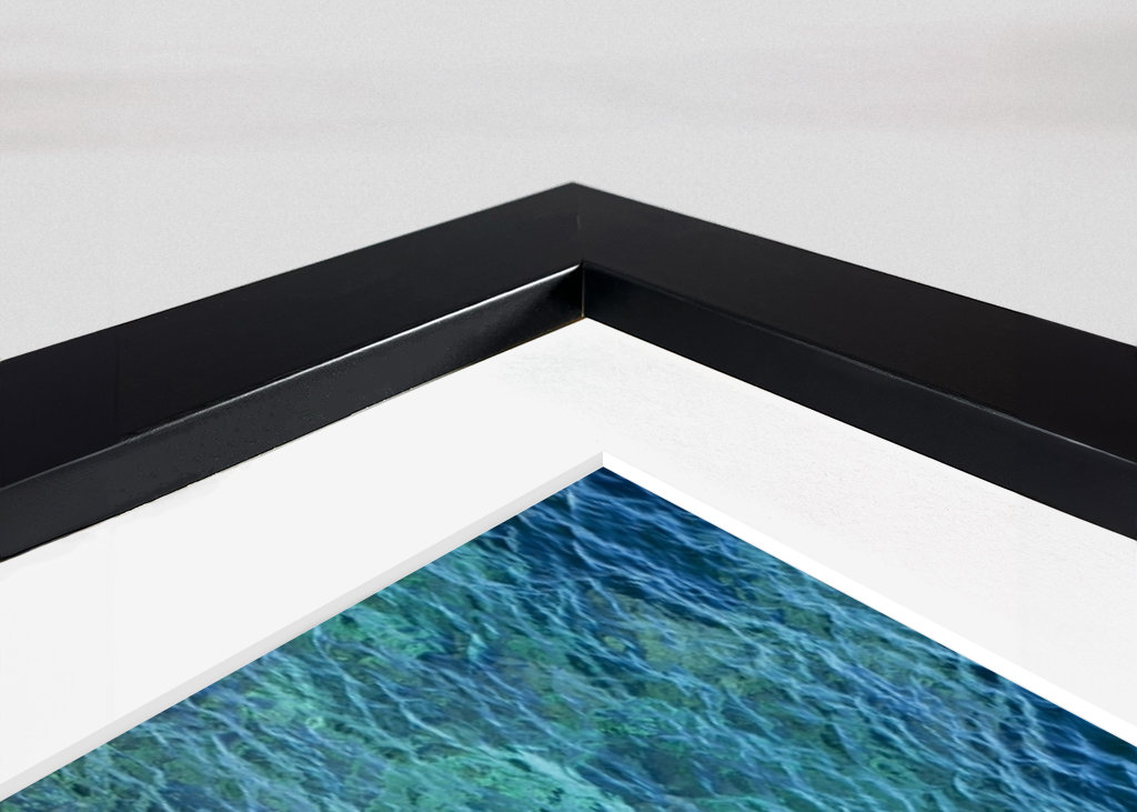 Eau de mer bleue dans une crique rocheuse