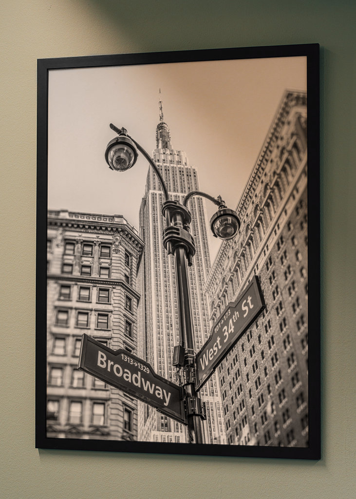 Straßenlaterne und Straßenschilder