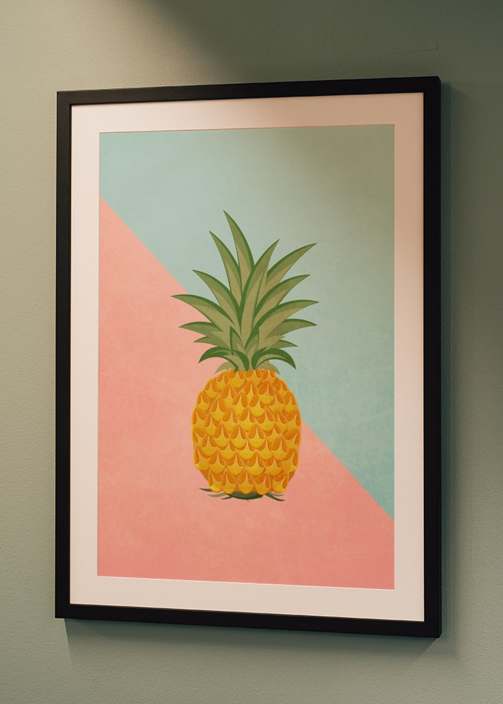 Ananas s pastelovým pozadím