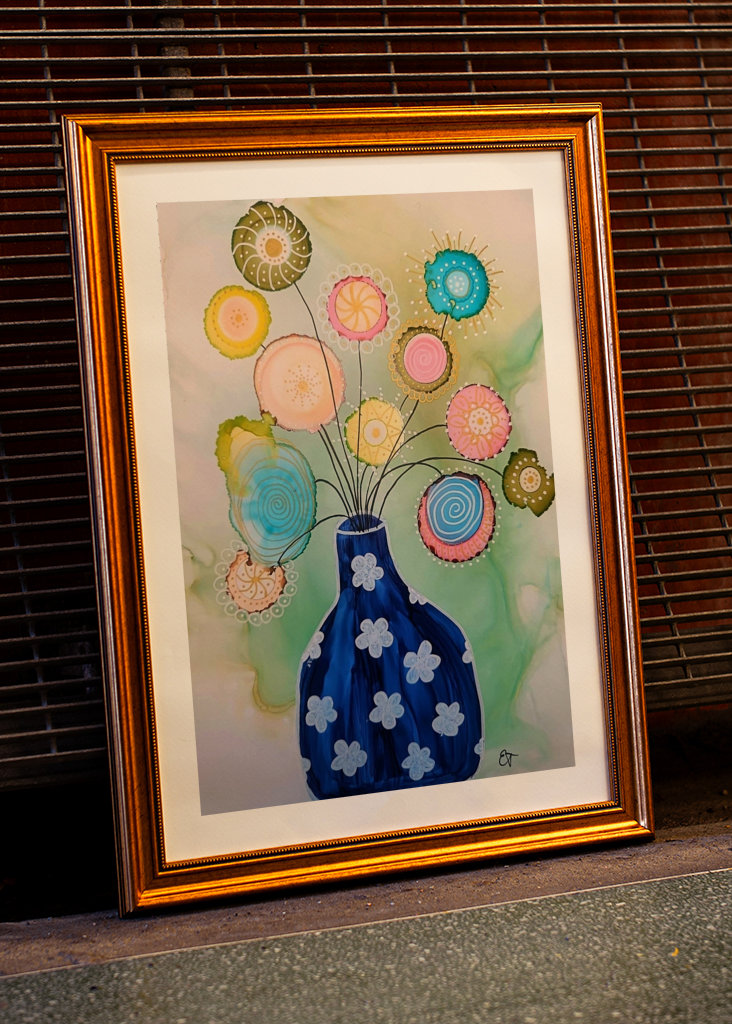 Fleurs fantaisie dans un vase bleu