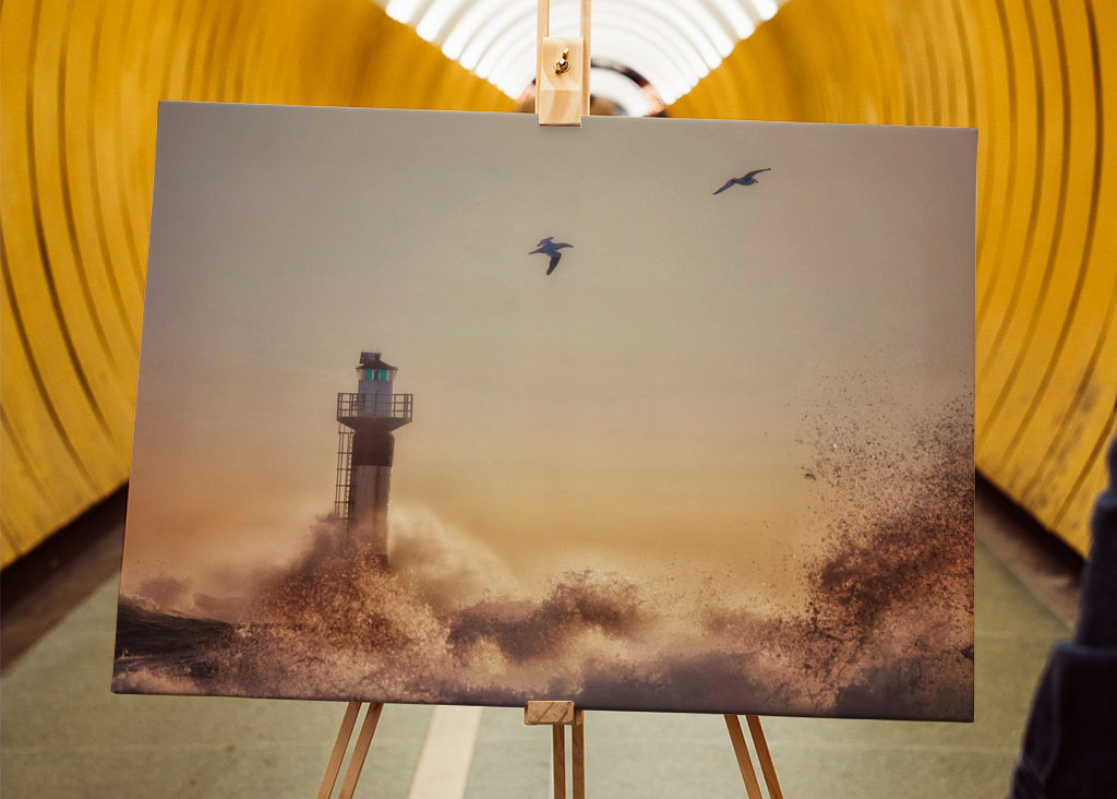 Terej pluje v bouři.