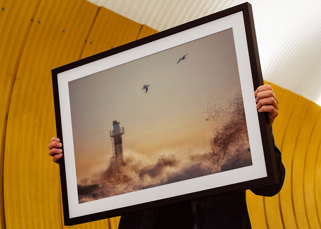 Terej pluje v bouři.