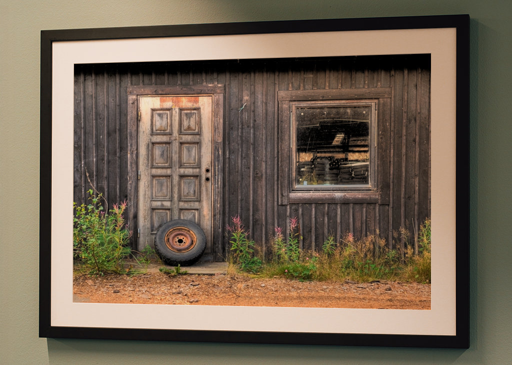 Grå væg med mange spørgsmål