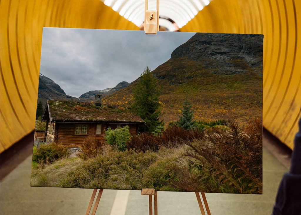 Høst på en hytte på fjellet. 