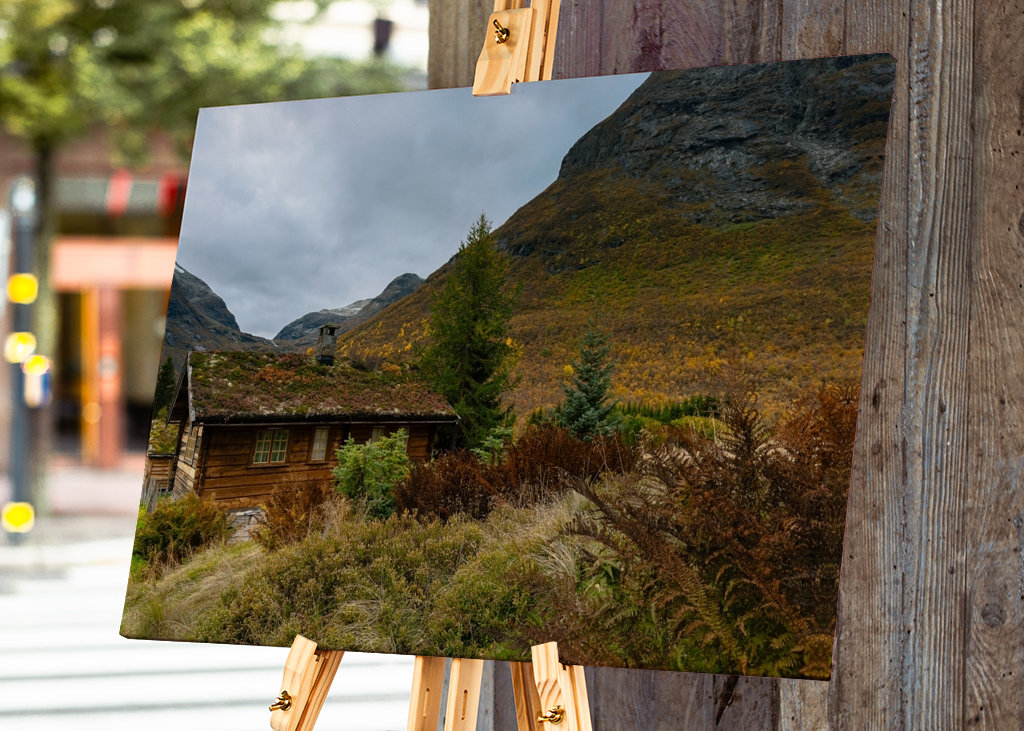 Høst på en hytte på fjellet. 