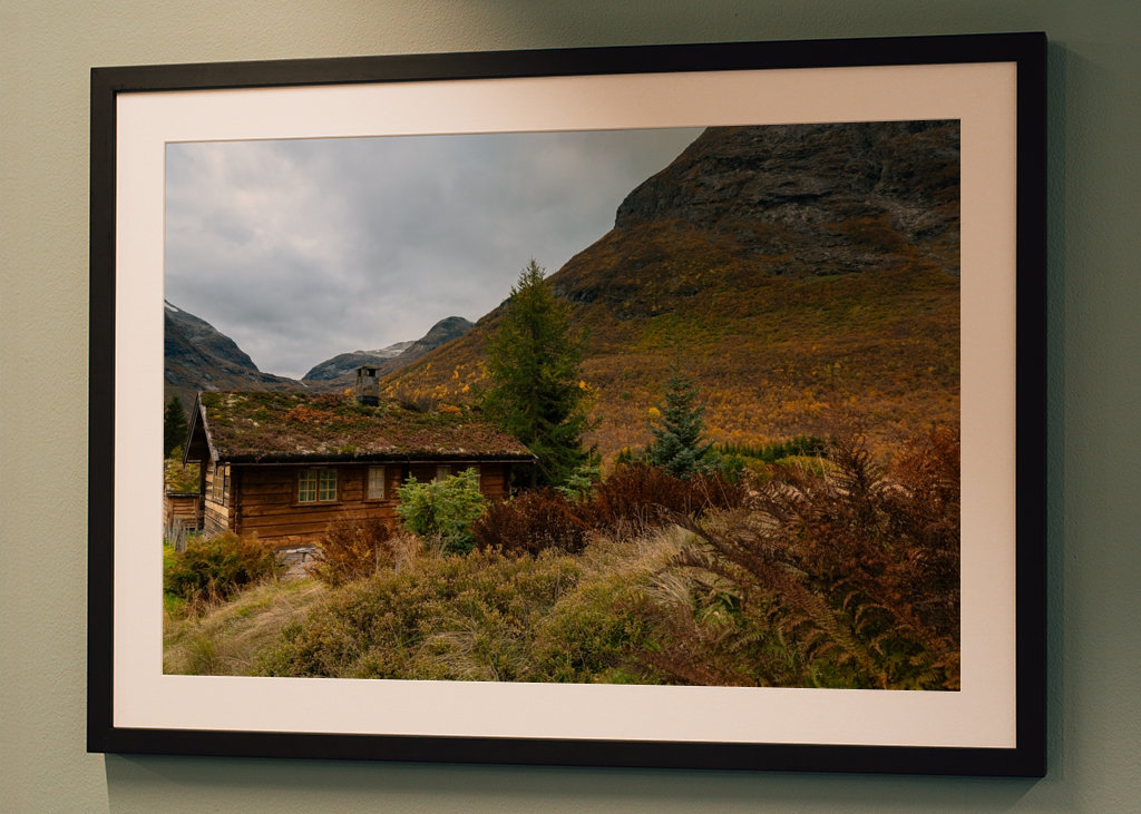 Høst på en hytte på fjellet. 