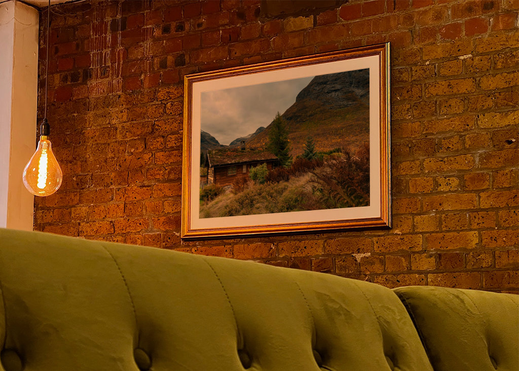 Høst på en hytte på fjellet. 