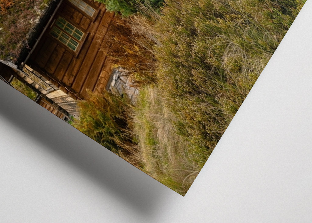 Høst på en hytte på fjellet. 