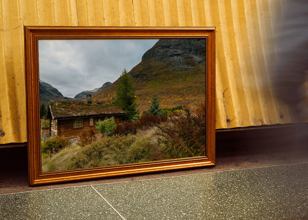 Høst på en hytte på fjellet. 