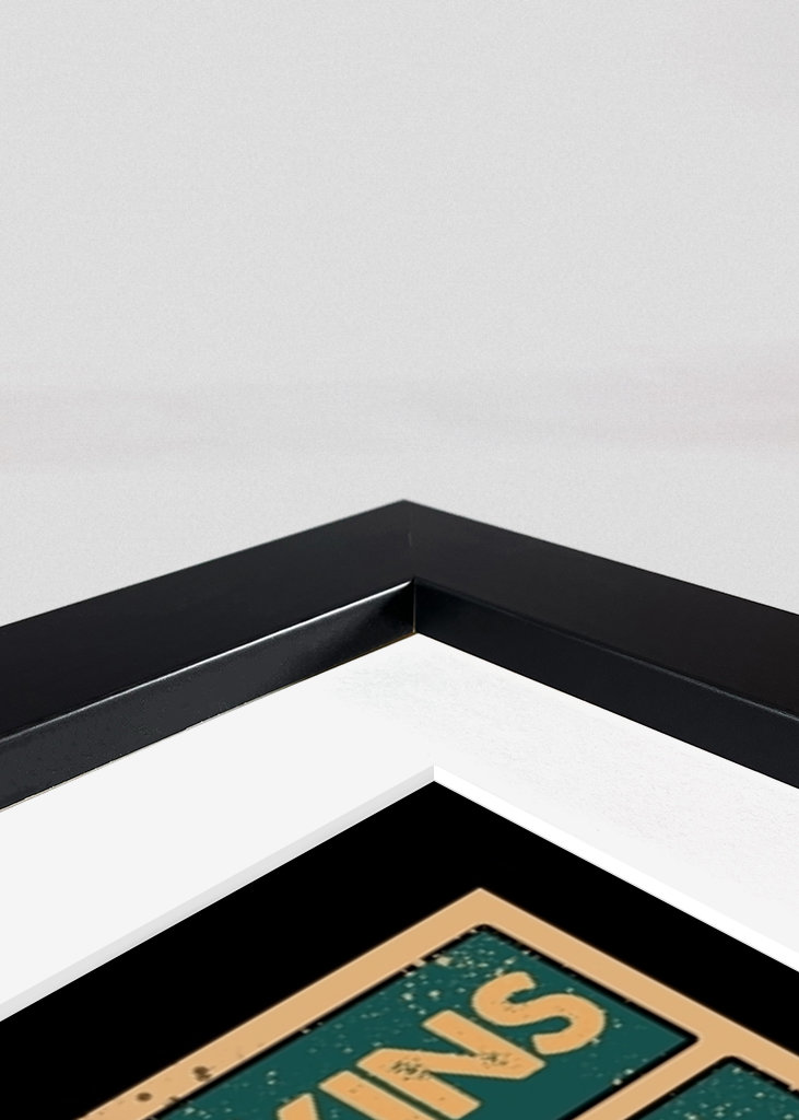 Rolig sort kat på toilettet