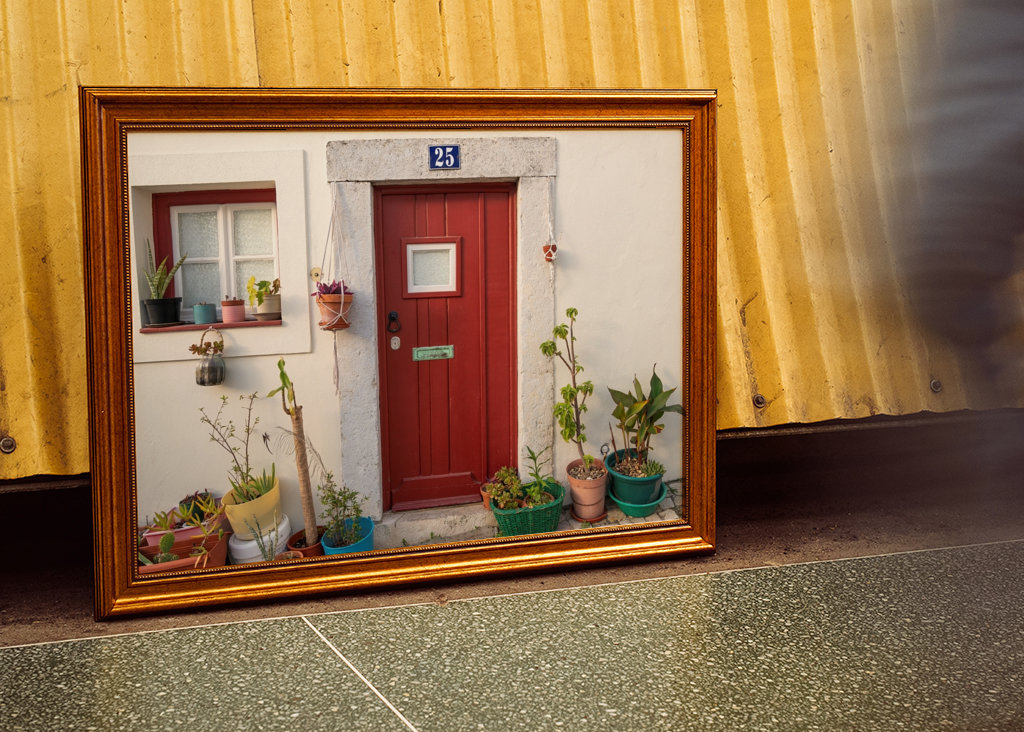 The red door nr. 25 in Portuga